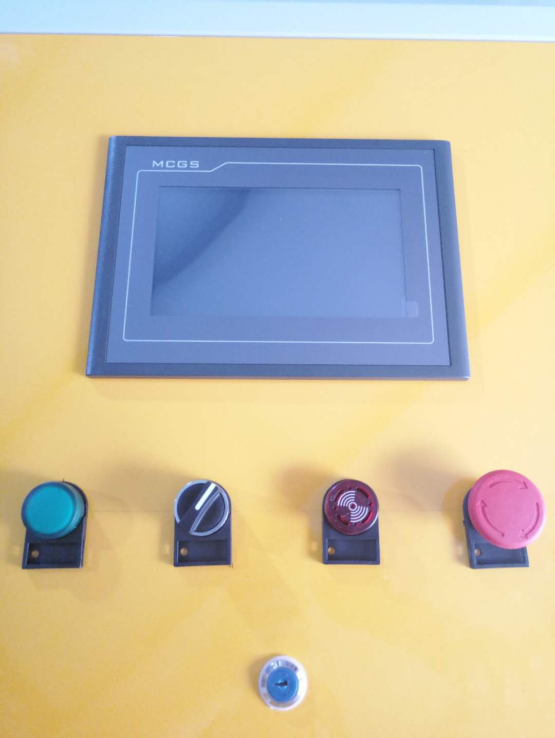 昆侖通態(tài)觸摸屏操控臺